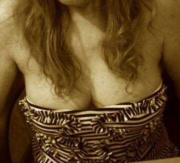 vieni a vedere in privato come mi sfilo subito il vestitino mmmmh per te